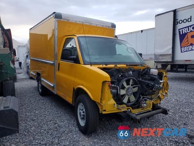 Czwarte zdjęcie samochodu z boku: 2023 GMC SAVANA BOX TRUCK VIN:1GD07RFP7P1116266 - miniatura