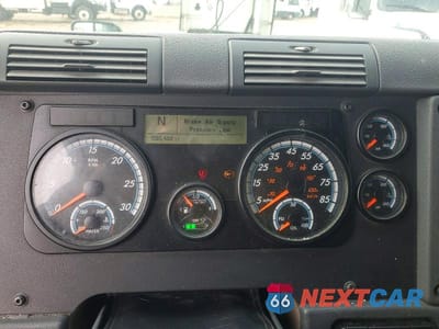 Zdjęcie 8 z 10 samochodu: 2018 FREIGHTLINER CASCADIA 125 SEMI TRUCK VIN:3AKJGLDR7JSJV0730 - miniatura