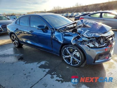 Czwarte zdjęcie samochodu z boku: 2023 VOLVO S60 PLUS VIN:7JRH60FW4PG249336 - miniatura