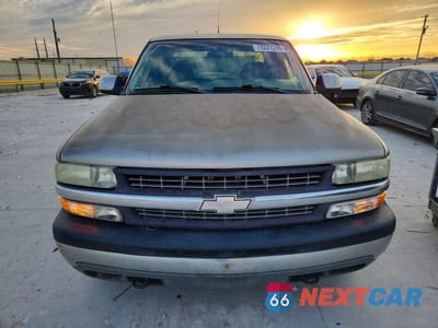Piąte zdjęcie samochodu w środku: 2001 CHEVROLET SILVERADO C1500 VIN:2GCEC19V911130785 - miniatura