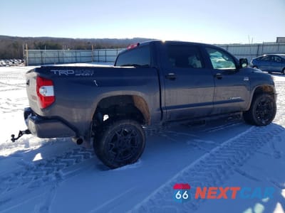 Trzecie zdjęcie samochodu z tyłu: 2018 TOYOTA TUNDRA CREWMAX SR5 VIN:5TFDW5F15JX706600 - miniatura
