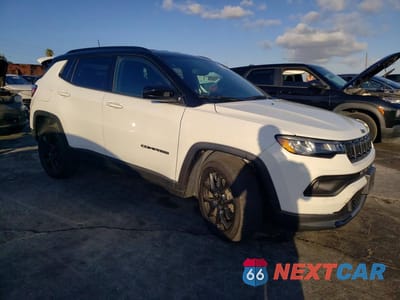 Czwarte zdjęcie samochodu z boku: 2023 JEEP COMPASS LATITUDE VIN:3C4NJDBN0PT507545 - miniatura