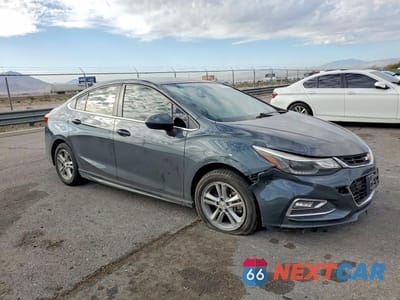 Czwarte zdjęcie samochodu z boku: 2018 CHEVROLET CRUZE LT VIN:1G1BE5SM7J7206957 - miniatura