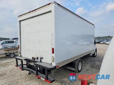 Trzecie zdjęcie samochodu z tyłu: 2005 FORD E350 BOX TRUCK VIN:1FDWE35L35HA70905 - miniatura