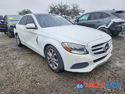 Czwarte zdjęcie samochodu z boku: 2016 MERCEDES-BENZ C 300 VIN:55SWF4JB4GU098489 - miniatura