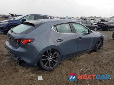 Trzecie zdjęcie samochodu z tyłu: 2024 MAZDA 3 PREFERRED VIN:JM1BPBLM2R1650566 - miniatura