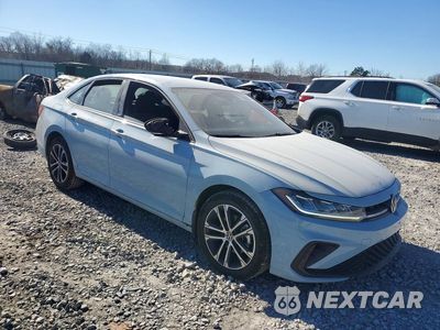 Czwarte zdjęcie samochodu z boku: 2025 VOLKSWAGEN JETTA SPORT VIN:3VWBX7BU8SM036335 - miniatura