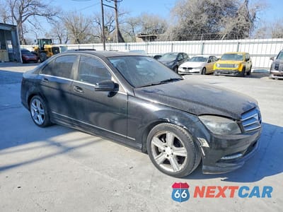 Czwarte zdjęcie samochodu z boku: 2011 MERCEDES-BENZ C 300 VIN:WDDGF5EB2BF635666 - miniatura