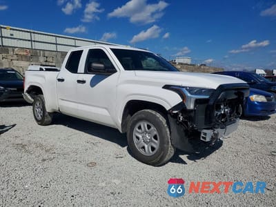 Czwarte zdjęcie samochodu z boku: 2025 TOYOTA TUNDRA SR VIN:5TFKB5DAXSX330449 - miniatura