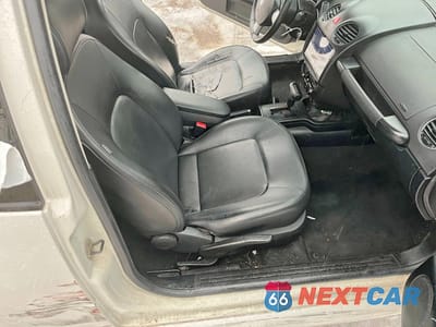 Piąte zdjęcie samochodu w środku: 2010 VOLKSWAGEN NEW BEETLE VIN:3VWRW3AG2AM015792 - miniatura