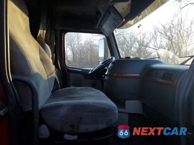 Piąte zdjęcie samochodu w środku: 2007 VOLVO VNL SEMI TRUCK VIN:4V4NC9GH67N397809 - miniatura
