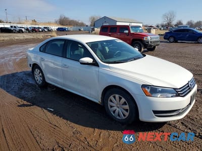 Czwarte zdjęcie samochodu z boku: 2013 VOLKSWAGEN PASSAT S VIN:1VWAP7A33DC005132 - miniatura