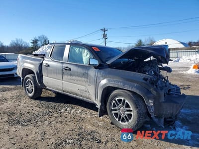 Czwarte zdjęcie samochodu z boku: 2025 TOYOTA TACOMA TRD SPORT VIN:3TMLB5JN5SM170238 - miniatura