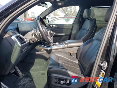 Zdjęcie 7 z 13 samochodu: 2023 BMW X7 M60I VIN:5UX33EM0XP9N47020 - miniatura