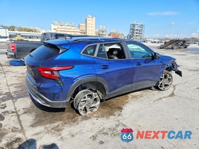 Trzecie zdjęcie samochodu z tyłu: 2024 CHEVROLET TRAX 1LT VIN:KL77LHE24RC136901 - miniatura