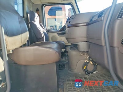 Piąte zdjęcie samochodu w środku: 2017 VOLVO VNL SEMI TRUCK VIN:4V4N39TG6HN988043 - miniatura