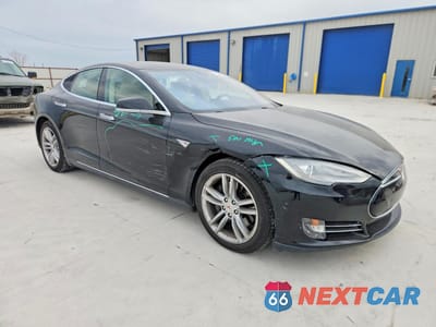 Czwarte zdjęcie samochodu z boku: 2015 TESLA MODEL S 85D VIN:5YJSA1H22FFP74830 - miniatura