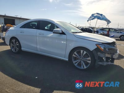 Czwarte zdjęcie samochodu z boku: 2019 MERCEDES-BENZ CLA 250 VIN:WDDSJ4EB5KN704813 - miniatura