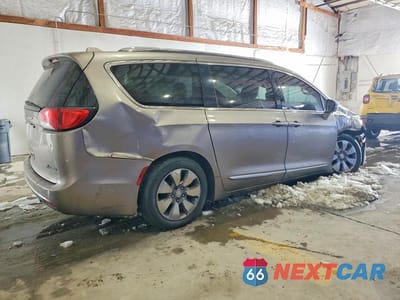Trzecie zdjęcie samochodu z tyłu: 2018 CHRYSLER PACIFICA HYBRID LIMITED VIN:2C4RC1N78JR213053 - miniatura