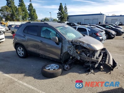 Czwarte zdjęcie samochodu z boku: 2021 CHEVROLET TRAX 1LT VIN:KL7CJPSM1MB371615 - miniatura
