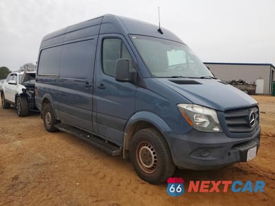 Czwarte zdjęcie samochodu z boku: 2018 MERCEDES BENZ SPRINTER 2500 DELIVERY VAN VIN:WD3PE7CD9JP630786 - miniatura