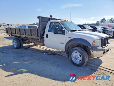 Czwarte zdjęcie samochodu z boku: 2006 FORD F450 SUPER DUTY FLATBED TRUCK VIN:1FDXF47P46EB27879 - miniatura