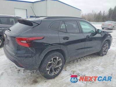 Trzecie zdjęcie samochodu z tyłu: 2024 CHEVROLET TRAX 1LT VIN:KL77LHE24RC076179 - miniatura
