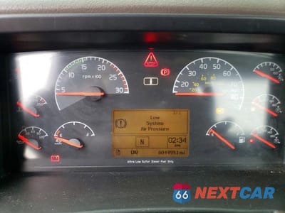 Zdjęcie 8 z 10 samochodu: 2018 VOLVO VNL SEMI TRUCK VIN:4V4N39TG7JN892556 - miniatura