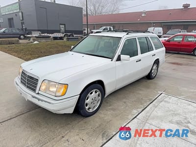Drugie zdjęcie samochodu z przodu: 1995 MERCEDES-BENZ E 320 VIN:WDBEA92E2SF296279 - miniatura