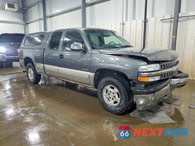 Czwarte zdjęcie samochodu z boku: 2002 CHEVROLET SILVERADO K1500 VIN:1GCEK19T92Z314604 - miniatura