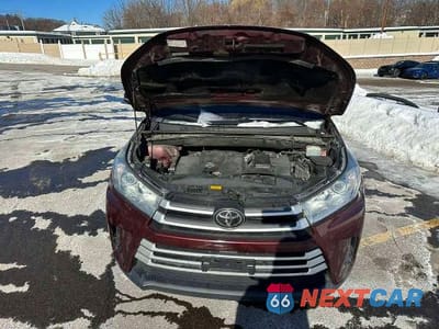 Piąte zdjęcie samochodu w środku: 2019 TOYOTA HIGHLANDER LE VIN:5TDBZRFHXKS970955 - miniatura