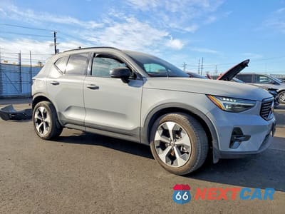 Czwarte zdjęcie samochodu z boku: 2025 VOLVO XC40 PLUS VIN:YV4L12UC7S2468886 - miniatura