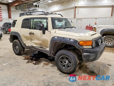 Czwarte zdjęcie samochodu z boku: 2010 TOYOTA FJ CRUISER BASE VIN:JTEBU4BF8AK080140 - miniatura