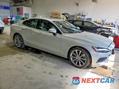Czwarte zdjęcie samochodu z boku: 2019 VOLVO S60 T6 MOMENTUM VIN:7JRA22TK1KG003556 - miniatura