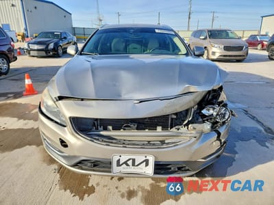 Piąte zdjęcie samochodu w środku: 2015 VOLVO V60 PREMIER VIN:YV140MEK7F1244745 - miniatura