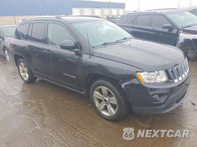 Czwarte zdjęcie samochodu z boku: 2013 JEEP COMPASS LATITUDE VIN:1C4NJDEB9DD207800 - miniatura