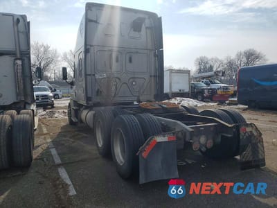 Trzecie zdjęcie samochodu z tyłu: 2018 FREIGHTLINER CASCADIA 125 SEMI TRUCK VIN:3AKJGLDR4JDJT8796 - miniatura
