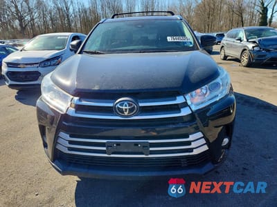 Piąte zdjęcie samochodu w środku: 2018 TOYOTA HIGHLANDER SE VIN:5TDJZRFH8JS858102 - miniatura