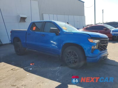 Czwarte zdjęcie samochodu z boku: 2023 CHEVROLET SILVERADO C1500 CUSTOM VIN:3GCPABEK1PG170908 - miniatura