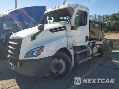 Drugie zdjęcie samochodu z przodu: 2020 FREIGHTLINER CASCADIA 126 SEMI TRUCK VIN:1FUJHLDV1LLLM1794 - miniatura