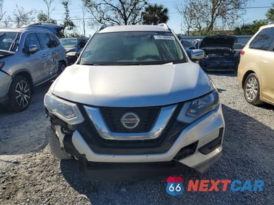 Piąte zdjęcie samochodu w środku: 2018 NISSAN ROGUE S VIN:KNMAT2MT5JP603644 - miniatura
