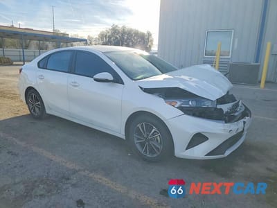 Czwarte zdjęcie samochodu z boku: 2023 KIA FORTE LXS VIN:3KPF24AD9PE620117 - miniatura