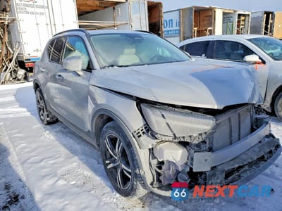 Czwarte zdjęcie samochodu z boku: 2023 VOLVO XC40 PLUS VIN:YV4L12UL4P2097208 - miniatura