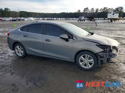 Czwarte zdjęcie samochodu z boku: 2018 CHEVROLET CRUZE LT VIN:1G1BE5SM2J7245407 - miniatura
