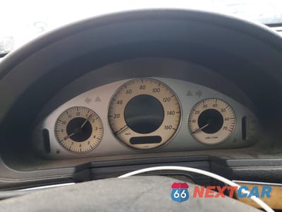 Zdjęcie 9 z 12 samochodu: 2007 MERCEDES-BENZ E 550 4MATIC VIN:WDBUF90X47B172272 - miniatura