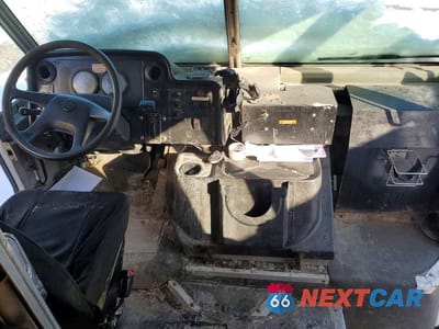Zdjęcie 8 z 12 samochodu: 2005 FREIGHTLINER CHASSIS M LINE WALK-IN VAN VIN:4UZAANBW65CU21349 - miniatura