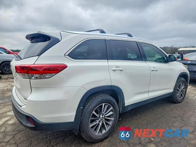 Trzecie zdjęcie samochodu z tyłu: 2019 TOYOTA HIGHLANDER SE VIN:5TDKZRFH9KS555979 - miniatura