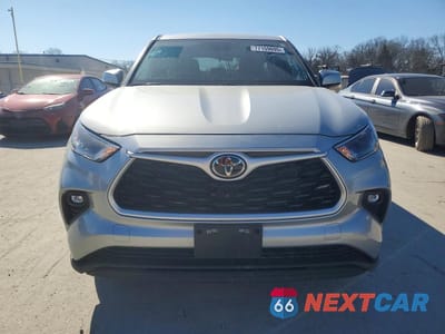 Piąte zdjęcie samochodu w środku: 2023 TOYOTA HIGHLANDER L VIN:5TDKDRAH0PS517571 - miniatura