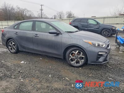 Czwarte zdjęcie samochodu z boku: 2019 KIA FORTE LXS VIN:3KPF24AD1KE117657 - miniatura