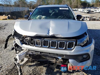 Piąte zdjęcie samochodu w środku: 2025 JEEP COMPASS LATITUDE VIN:3C4NJDBN0ST562022 - miniatura